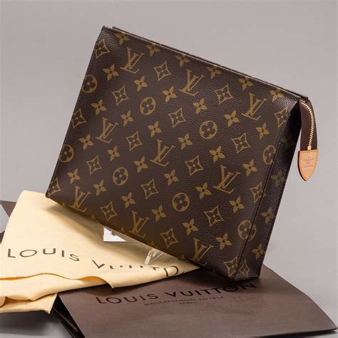 louis vuitton men's toiletry bag|louis vuitton toiletry bag 26.